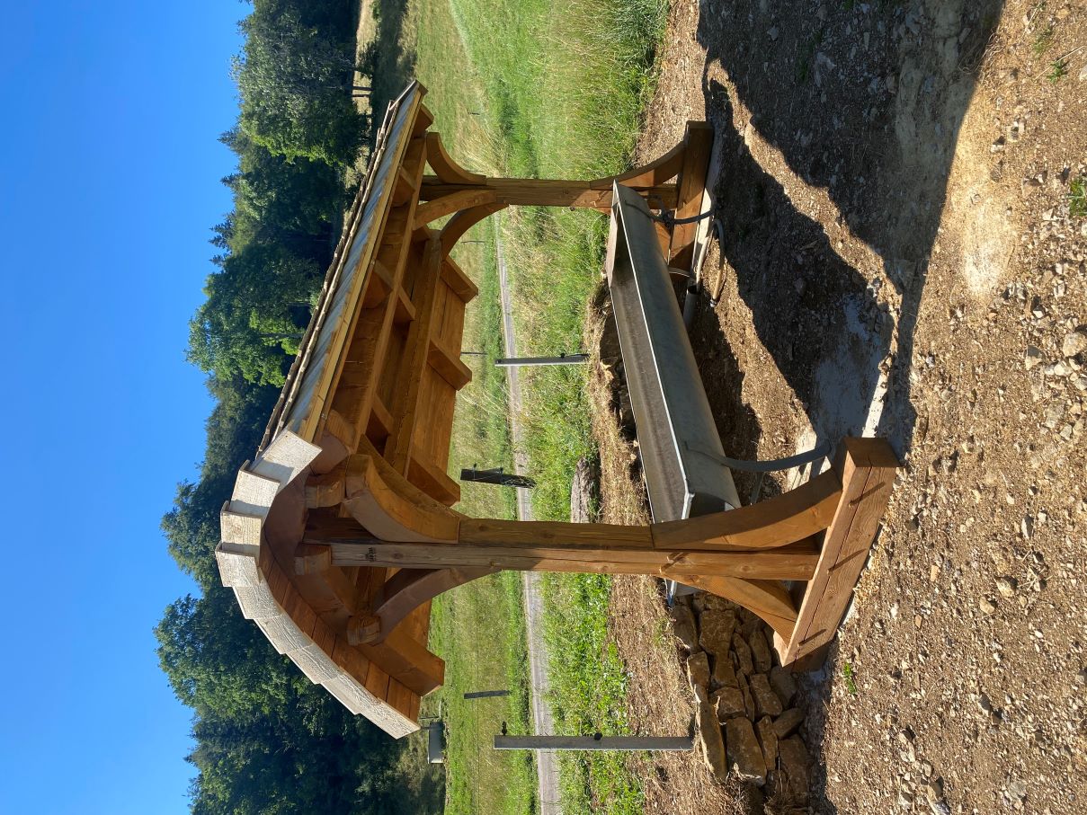 Détail 1 — abri d'abreuvoir au toit cintré