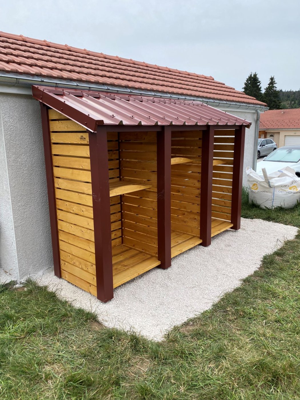 Détail 3 — bûcher adossé, vue d'angle